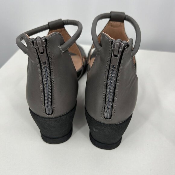 Journee Collection Trayle Wedge Sandal in Grey Size 10 MSRP $95 NWT - Picture 5 of 10